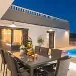 Villa Luxury Mia With Sea View, Heated Pool And Jacuzzi